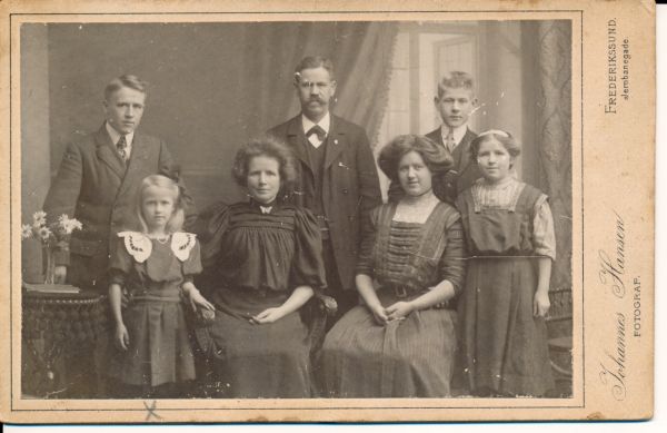 1910?
Emmas søster Claras svigerfamilie fra venstre: Claras mand Alvid, Hildur, Eva Maria Augustdotter, Christen Johnsen, Anna Alfrida Johnsen, Oscar Ejnaer Johnsen, Elna Emilie Johnsen

Nøgleord: alvid_richard_jonson;anna_alfrida_johnsen;christen_johnsen;elna_emilie_johnsen;eva_maria_augustdotter;hildur_johnsen;oscar_ejnaer_johnsen