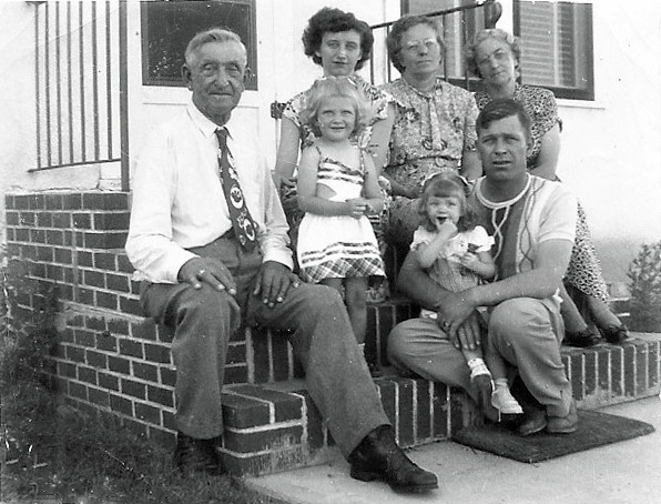 1951? Chris, Darlene, Thyra, Anna, Rolllie, Linda og Carol
 De sidder foran Thyras hus i Valentine, Nebraska
Nøgleord: anna_brandt;carol_stoner;christian_martin_pedersen;darlene_brandt_pedersen;linda_stoner;rollie_douglas_stoner;thyra_brandt;USA