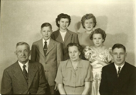 1950? Christian Martin Pedersen og Thyra Brandt med deres børn
Nøgleord: christian_martin_pedersen;clifford_pedersen;darlene_brandt_pedersen;george_washinton_pedersen;ramona_pedersen;thyra_brandt;wilma_pedersen;USA