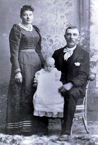 1895? Hanne Kirstine Rasmussen og Mathias Brandt med Hans
Det må være et dåbsbillede
Nøgleord: hanne_rasmussen;mathias_brandt;hans_brandt;USA