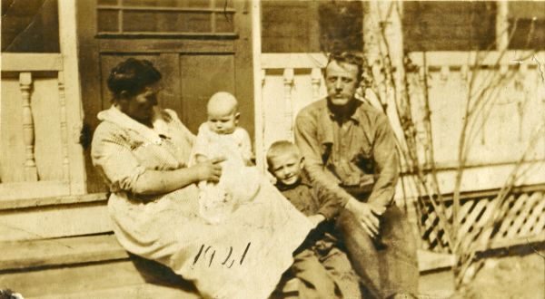 1921 Karl, Emma, Helmot og Leo, Ruskin, Nebraska, USA
Nøgleord: Ruskin;Nebraska;USA;karl_rasmussen;emma_andersen;helmot_rasmussen;leo_rasmussen