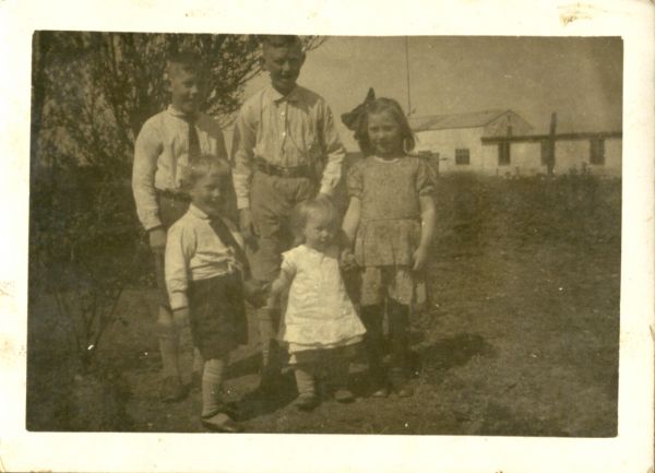 1930 Bagerst fra venstre: Leo og Helmot, forrest Verner, Margret og Viola
Da de boede hos Rasmus Jensen 
Nøgleord: helmot_rasmussen;leo_rasmussen;verner_rasmussen;margret_rasmussen;viola_rasmussen;Kværndrup