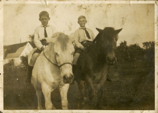 1930 Helmot og Leo til hest
Da de boede hos Rasmus Jensen 
Nøgleord: helmot_rasmussen;leo_rasmussen;Kværndrup