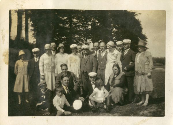 1930-31 Kværndrup Sangkor
Karl og Emma siddende i højre side
Nøgleord: karl_rasmussen;emma_andersen