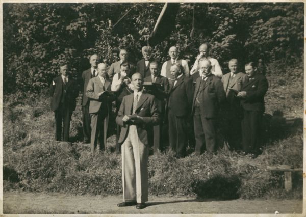 1955? Kværndrup Herrekor i Bakkelunden
Bakkelunden kan være en lille lund ved Kværndrup Kirke. Karl er nr. 2 i bagerste række fra højre.
Nøgleord: Kværndrup;karl_rasmussen