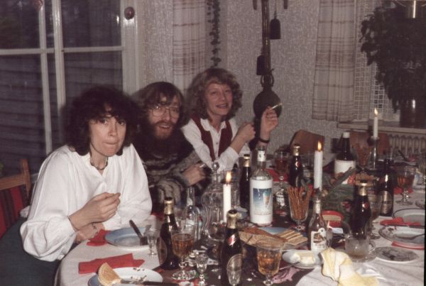 1985? Julefrokost hos Magna og Leo
Fra venstre: Bente, Leif og Inge-Lise 
Nøgleord: Fåborg;bente;leif_rasmussen;inge-lise_rasmussen