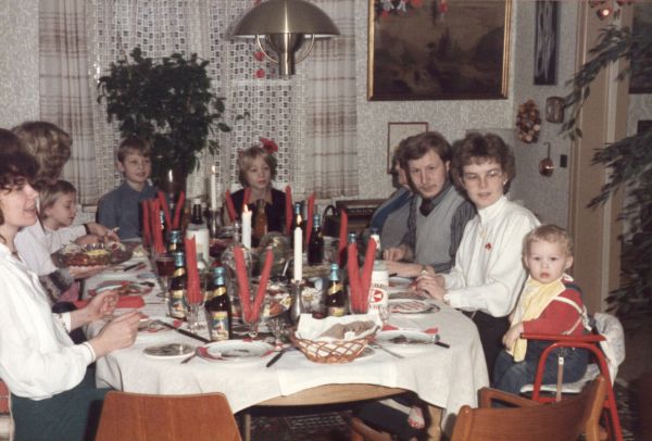 1985? Julefrokost hos Magna og Leo
Fra venstre: Bente, Inge-Lise, Mia, Jes, Nicolai, Emma, Per, Conni og Jacob. 
Nøgleord: Fåborg;bente;inge-lise_rasmussen;mia_rasmussen;jes_rasmussen;nicolai_mikkelsen;emma_andersen;per_baun;conni_rasmussen;jacob_baun