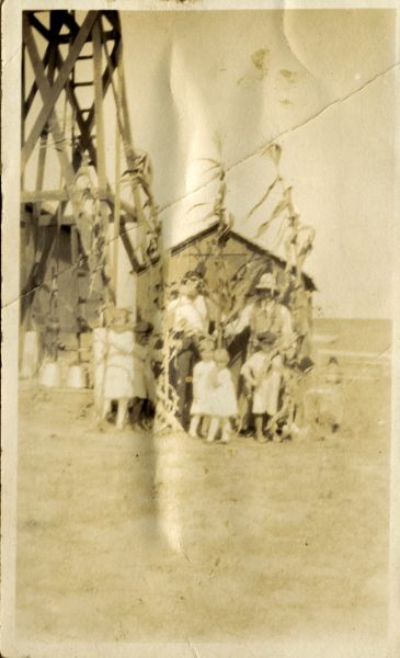 1922? Jens Kjeldsen, Ruskin, Nebraska
Venner eller bekendte
Vandmølle og majsplanter. Planterne står på jorden.
Nøgleord: Ruskin;Nebraska;USA;jens_kjeldsen