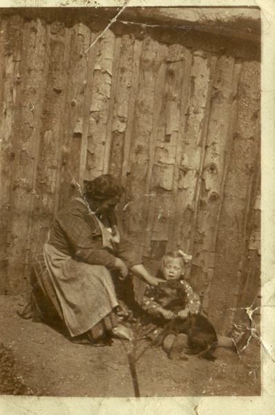 1932 Emma, Margret og en hund
Da de boede hos Christian Sørensen 
Nøgleord: emma_andersen;margret_rasmussen;Kværndrup