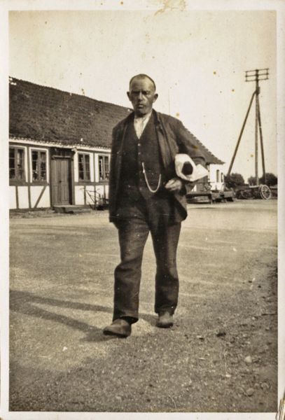 1935? Ditlev skomager, Bovense
Det er Emmas far. Han har et brød under armen.
Nøgleord: Bovense;ditlev_andersen