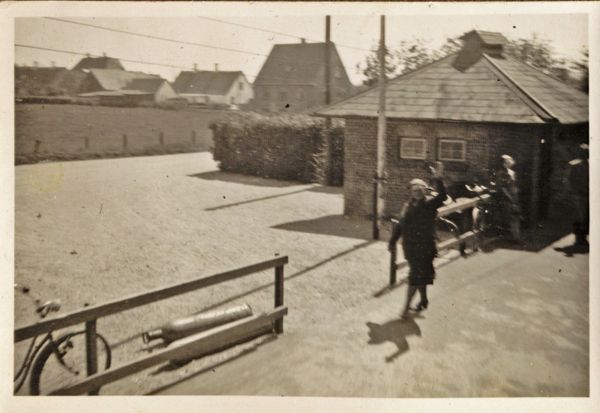 1939? Emma på Kværndrup Station
Hun vinker farvel til Helmot der rejser til Finland
Nøgleord: Kværndrup;emma_andersen