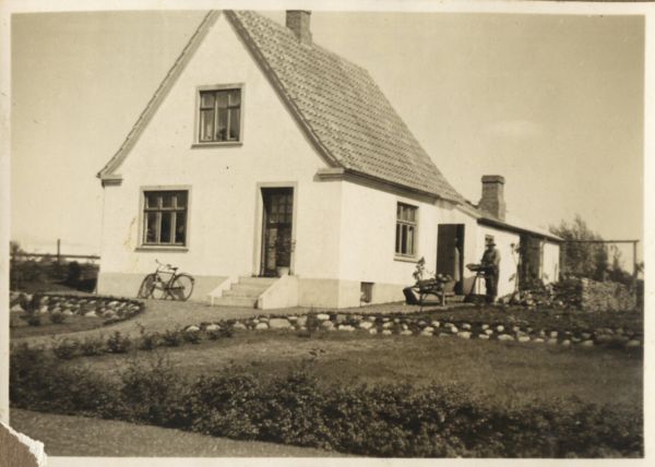 1938? Karl og Emmas hus i Trunderup
Karl ordner brænde
Nøgleord: Trunderup;karl_rasmussen