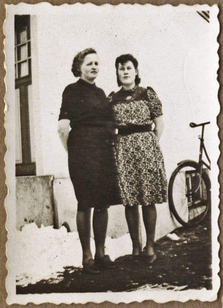 1941-03-30 Magna og Viola
Taget ved Verners konfirmation
Nøgleord: Trunderup;magna_kristensen;viola_rasmussen