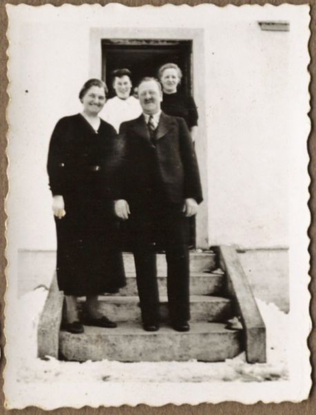 1941-03-30 Verners konfirmation
Forrest Sofie (Karls søster) og hendes mand Peter Buch
Bagerst Viola og Magna
Nøgleord: Trunderup;sofie_rasmussen;peter_buch;viola_rasmussen;magna_kristensen