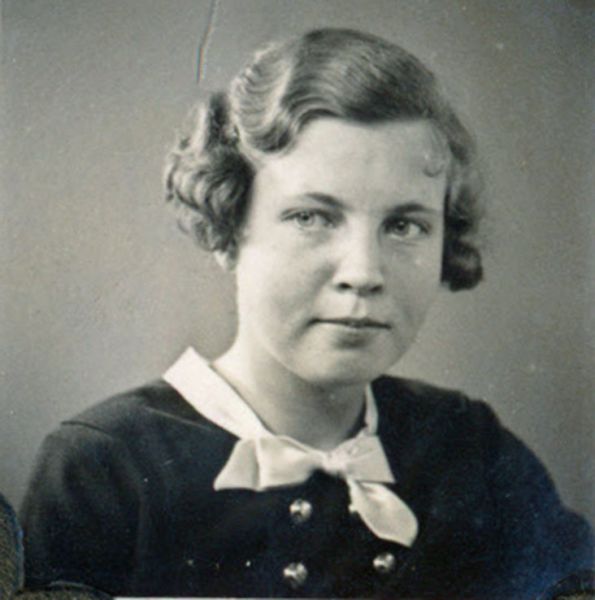 1934 Irene Bech
Leos kusine, Emmas søster Annas datter
Nøgleord: irene_bech