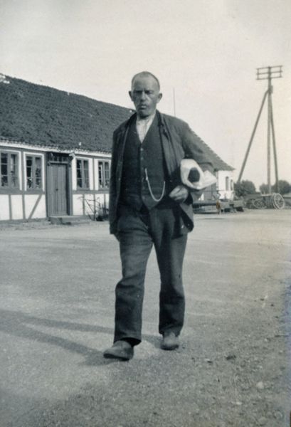 1935? Ditlev i Bovense
Emmas far Ditlev med rugbrød under armen
Nøgleord: ditlev_andersen