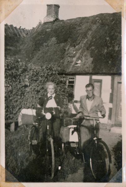 1940 Tekst under foto: På ferie
Er det Pliniussens hus i Kissendrup? 
De skal på cykeltur til Magnas forældre i Krogstrup
Nøgleord: leo_rasmussen;magna_kristensen