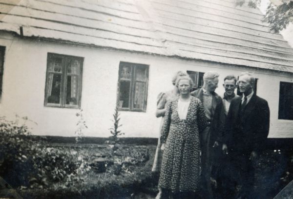 1940 Agnes, Hagbart, Leo, Jakob og Rosa bag Agnes 
Stedet er Krogstrup
Nøgleord: agnes_laursen;hagbart_kristensen;jakob_kristensen;leo_rasmussen;rosa_kristensen