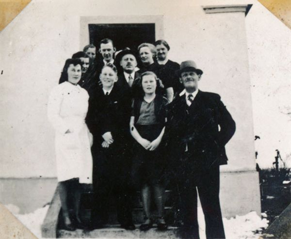 1941-03-30 Verners konfirmation
Nøgleord: gunnar_nielsen;johannes_rasmussen;karl_rasmussen;magna_kristensen;margret_rasmussen;sofie_rasmussen;verner_rasmussen;viola_rasmussen