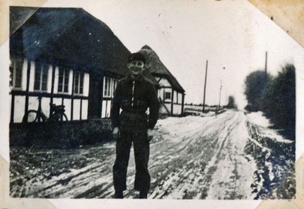 1941-03? Verner i Gislev
Han står ved Jettes hus på Råstrupvej 
Jette er Henriette Christoffersen, Karls fasters datter
Nøgleord: henriette_christoffersen