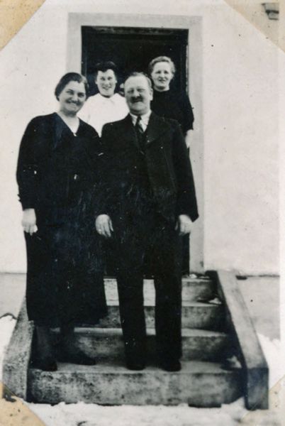 1941-03-30 Verner konfirmeret
Karls søster Sofie og hendes mand Peter, bagved står Viola og Magna
Nøgleord: peter_buch;sofie_rasmussen;viola_rasmussen;magna_kristensen