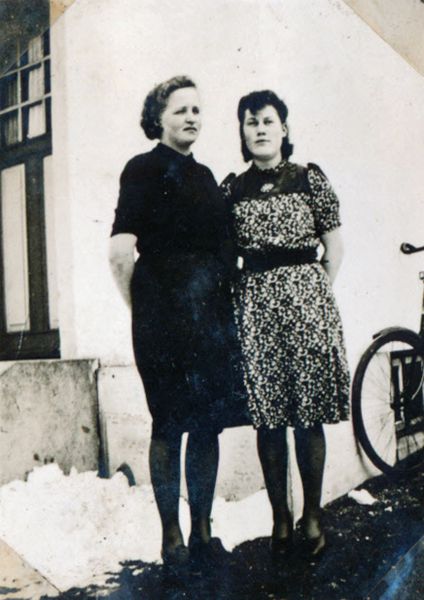 1941-03-30 Verner konfirmeret
Magna og Viola
Nøgleord: magna_kristensen;viola_rasmussen