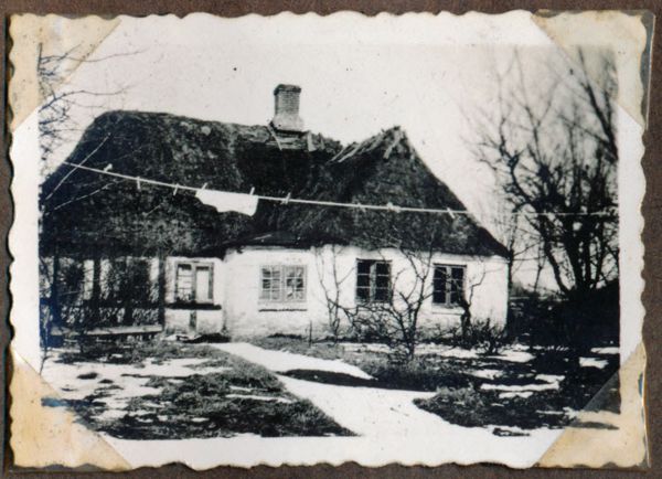 1941-03? Kunne det være Pliniussen hus i Kissendrup - set fra haven?
