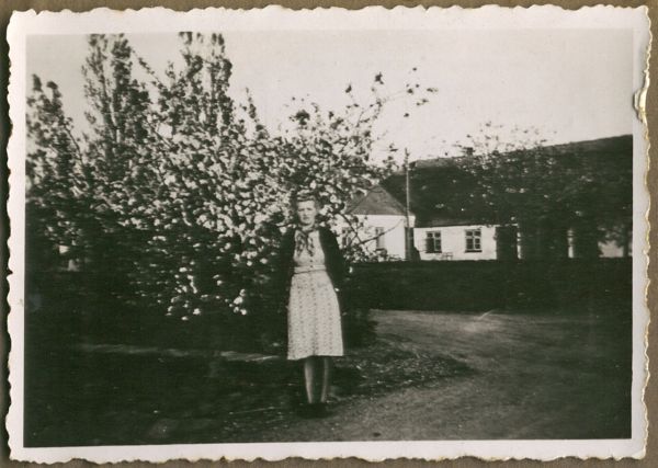 1940? Magna
Hun står måske foran gården "Karlsminde" hvor hun tjente fra april 1940 
Nøgleord: magna_kristensen