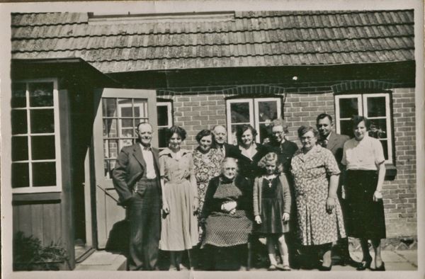 1946 Petras 80 års fødselsdag 6. maj i Ullerslev
Petra, Emmas mor bor hos Thora og Thorvald 
Se næste billede
Nøgleord: Ullerslev;petra_hansen;thorvald_nielsen;emma_andersen;karl_rasmussen;martha_andersen;clara_andersen;thora_andersen;richard_andersen;sonja_damgaard_nielsen