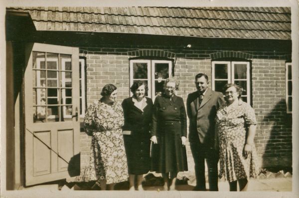 1946 Petras 80 års fødselsdag 6. maj i Ullerslev
De fleste af Petras børn
Fra venstre: Emma, Martha, Clara, Richard og Thora
Nøgleord: Ullerslev;emma_andersen;martha_andersen;clara_andersen;richard_andersen;thora_andersen