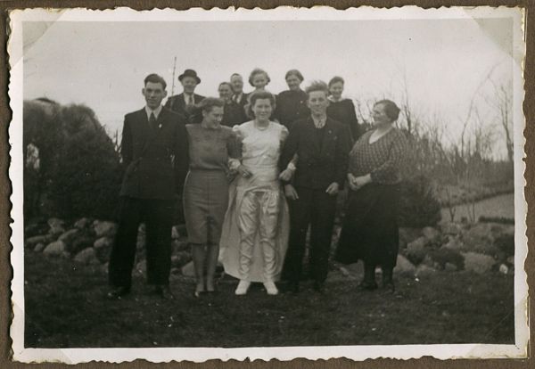 1942 Margret som konfirmand i Trunderup
Se næste billede
Nøgleord: Trunderup;ejnar_hansen;viola_rasmussen;margret_rasmussen;verner_rasmussen;emma_andersen;karl_rasmussen;henriette_christoffersen;peter_buch;magna_kristensen;sofie_rasmussen