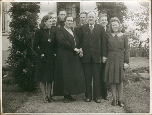 1942 Karl og Emma, søvlbryllup, 2. nov.
Fra venstre: Viola, Magna, Leo, Emma, Helmot, Karl, Verner og Margret. 
Nøgleord: Trunderup;viola_rasmussen;magna_kristensen;leo_rasmussen;emma_andersen;helmot_rasmussen;karl_rasmussen;verner_rasmussen;margret_rasmussen