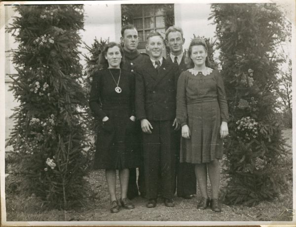 1942 Karl og Emma, sølvbryllup, 2. nov.
Karl og Emmas bÃ¸rn
Fra venstre: Viola, Leo, Verner, Helmot og Margret
Nøgleord: Trunderup;viola_rasmussen;leo_rasmussen;verner_rasmussen;margret_rasmussen;helmot_rasmussen