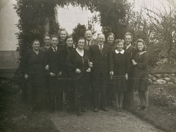 1942 Karl og Emma, sølvbryllup, 2. nov.
se næste billede
Nøgleord: Trunderup;henriette_christoffersen;verner_rasmussen;magna_kristensen;viola_rasmussen;peter_buch;karl_rasmussen;sofie_rasmussen;helmot_rasmussen;margret_rasmussen