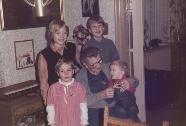 1985? Emma med oldebørn
Bagerst fra venstre: Nicolai og Jes
Forrest: Mia, Emma og Jacob
Billedet er taget ved Julefrokosten i Fåborg ca. 1985
Nøgleord: Fåborg;emma_andersen;nicolai_mikkelsen;jes_rasmussen;mia_rasmussen;jacob_baun