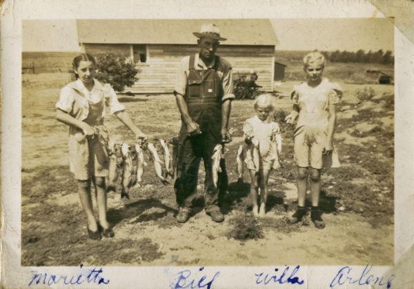 1945? Marietta, Bill, Willa og Arlene
"Bill" er William Christian Brandt og Marietta hans datter. Hans kone Maggie har skrevet bag på kortet (se næste billede).
Willa og Arlene er Williams søster Mabels døtre. Karls søster Hanne var William og Mabels mor. 
Nøgleord: USA;william_"bill"_brandt;marietta_brandt;willa_houtwed;arlene_houtwed