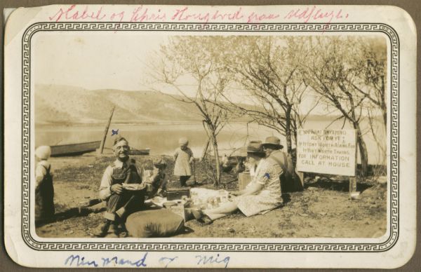 1932? Christian Martin Pedersen og Thyra Elisabeth Brandt med børne Darlene og George
Karl og Emma har skrevet forkert, Carol Stoner fortæller at det er Christian og Thyra.
Pigen midt i billedet hedder Dorotha og er slægtning til Christian Pedersen.
Nøgleord: USA;christian_martin_pedersen;thyra_brandt;george_washinton_pedersen