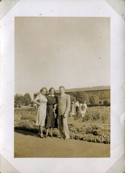 1940? Gladys, Anna og Lavern
Anna Christine Brandt (i midten), med børnene Gladys og Lavern.
Anna var datter af Karls søster Hanne
Nøgleord: USA;anna_brandt;gladys_jensen;lavern_jensen