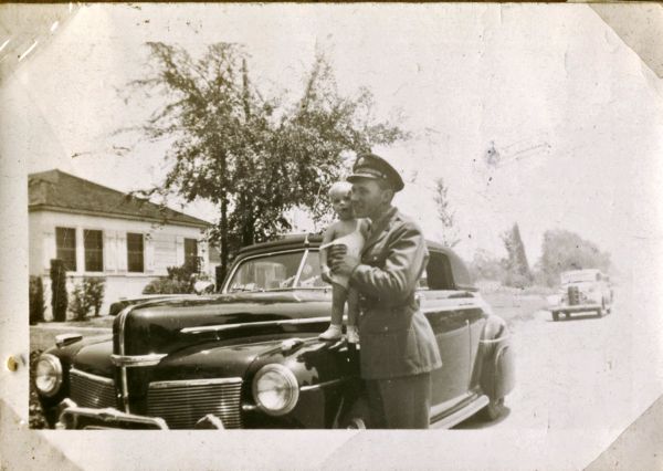 1945 Lavern står med Dennis
Lavern er Annas søn, og Anna er Karls søster Hannes datter.
Dennis er Laverns søsters søn.
Billedet er taget da han skulle ind som soldat.
(tekst bagside se næste billede)
Nøgleord: USA;lavern_jensen;dennis_andersen