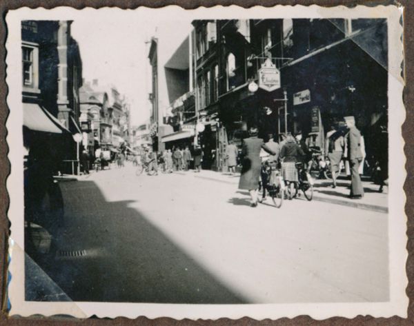 1941-04 Vestergade Odense - ud for Palads biografen
Lidt længere fremme aner man varehuset I.G. Jacobsen, det blev senere til Magasin.
