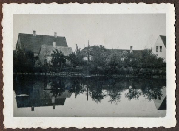 1941-06 Bovense, Emmas forældres hus til venstre
