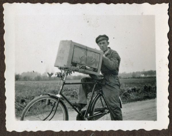 1941-06 Leo på cykel med radio
Tekst under billede: Ud på handel
