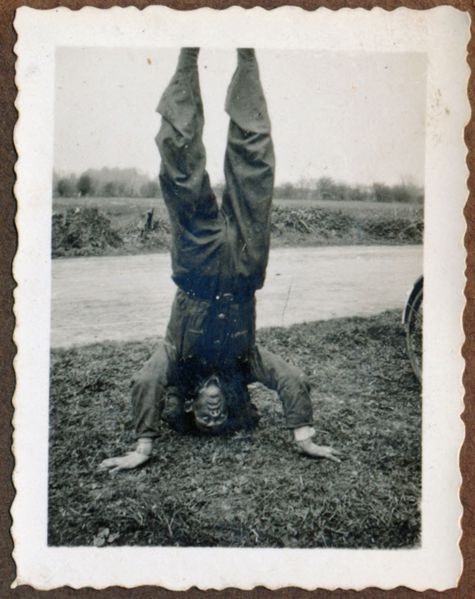 1941-06 Leo står på hovedet
Tekst under foto: Artist
Nøgleord: leo_rasmussen