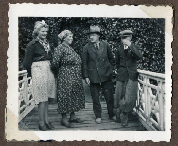 1941-06 Karl, Emma, Magna, Leo og Verner på Egeskov
Nøgleord: emma_andersen;karl_rasmussen;leo_rasmussen;magna_kristensen;verner_rasmussen