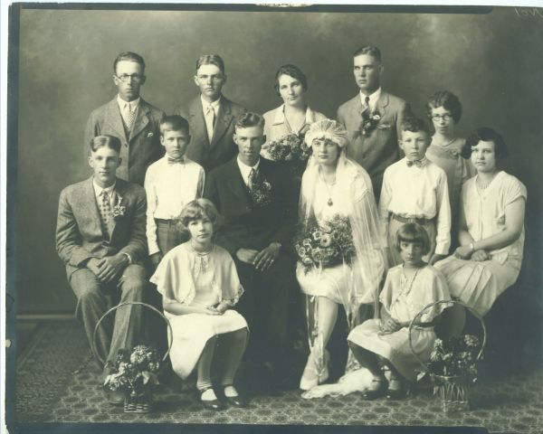 1928-08-05 Jens Houtwed og Mabel Brandt bryllupsbillede
Nøgleord: anna_brandt;jens_houtwed;mabel_brandt;lavern_jensen;USA;christian_houtwed;agnes_houtwed;gladys_jensen;ellen_houtwed