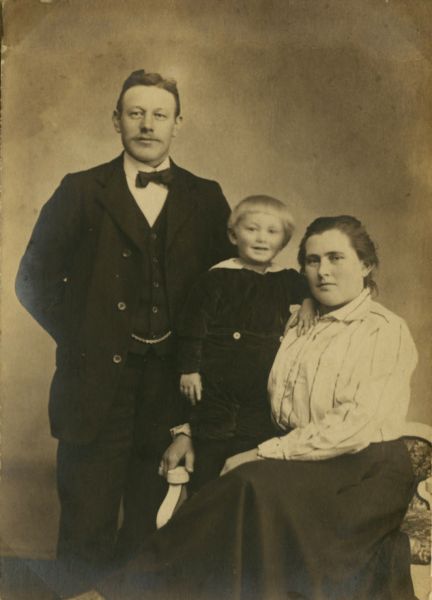 1920 Karl, Emma og Helmot
Billede taget før afrejse til Nebraska, USA i 1920
Nøgleord: emma_andersen;karl_rasmussen;helmot_rasmussen