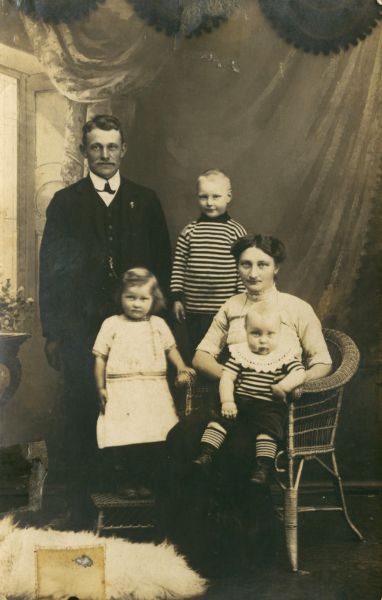 1915? Johannes og Hansine med børnene
Børnene fra venstre: Elly; Ingvard og Holger
Nøgleord: johannes_rasmussen;anna_hansen;elly_rasmussen;ingvard_rasmussen;holger_rasmussen