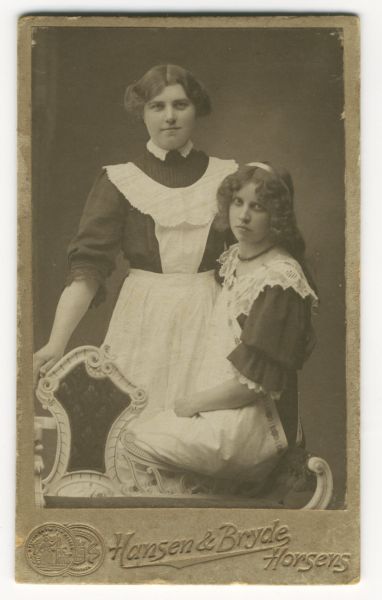 1904? Sofie (står op) og en veninde i Hatting Præstegård (ved Horsens?)
Nøgleord: sofie_rasmussen