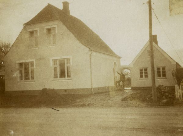 1926? Sofie og Peters hus i Gærup ved Korinth
Huset blev bygget i 1926, Reventlowsvej 86.
Det er vist Peter der står på trappen, barnet er ikke deres, de var barnløse.
Nøgleord: Gærup;peter_buch