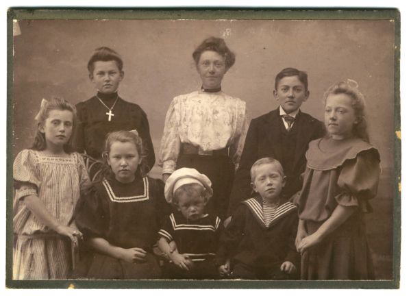 1909? Emma og søskende
Bagerst fra venstre: Anna, Martha og Osvald
Forrest fra venstre: Emma, Thora, Richard , Thorvald og Clara.
Nøgleord: anna_andersen;martha_andersen;osvald_andersen;emma_andersen;thora_andersen;richard_andersen;thorvald_andersen;clara_andersen